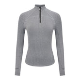 LeMieux Base Layer Aspen Herringbone Black – elegantes Reitshirt für Damen in Schwarz-Weiß mit Fischgrätmuster. Frontansicht mit kontrastfarbigen Lack-Applikation an Stehkragen und Ärmeln sichtbar.