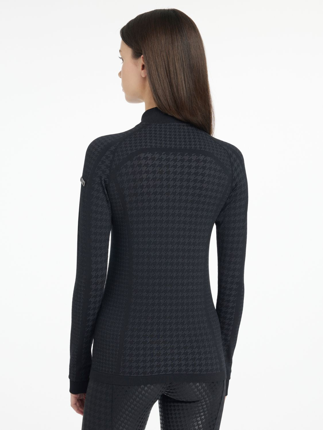 Rückansicht des LeMieux Aspen Houndstooth Quarter Zip Top Black – sportliches Reitshirt für Damen mit figurbetonter Passform.
