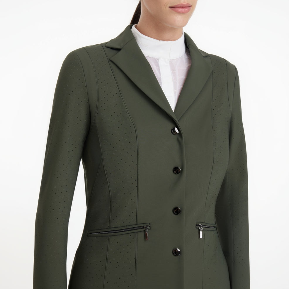 Nahaufnahme des LeMieux Turnierjacket Jessica Mesh in Pine Green: Fokus auf die edlen Logo-Knöpfe, den perforierten Mesheinsatz zur Luftzirkulation unter den Armen und die praktischen Reißverschlusstaschen für das Turnier.