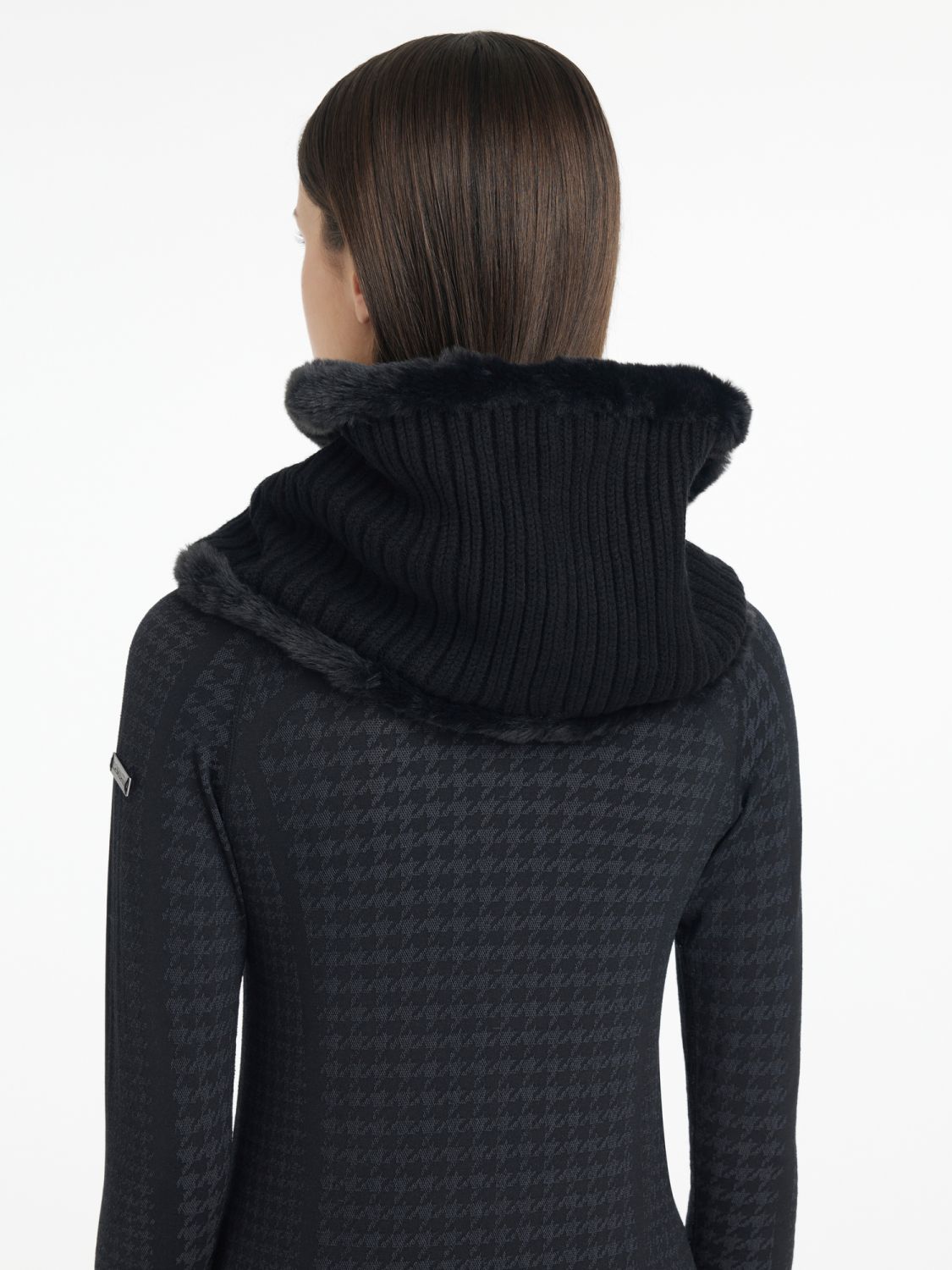 LeMieux Aspen Schlauchschal Schwarz von hinten – weiches Innenfutter für maximale Wärme und Komfort im Stall.