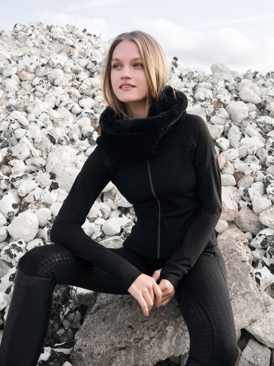 Reiterin trägt LeMieux Aspen Schlauchschal Schwarz mit passendem Stirnband und Aspen Brushed Zip Through Jacket – stilvolles Winter-Reitoutfit.
