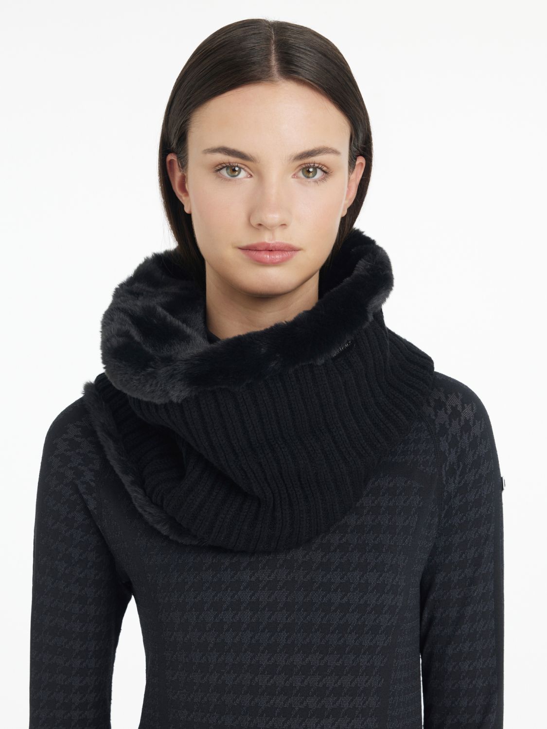 Reiterin trägt LeMieux Schlauchschal Aspen Schwarz von vorne – eleganter Loop-Schal mit Strickmuster für den Winter.