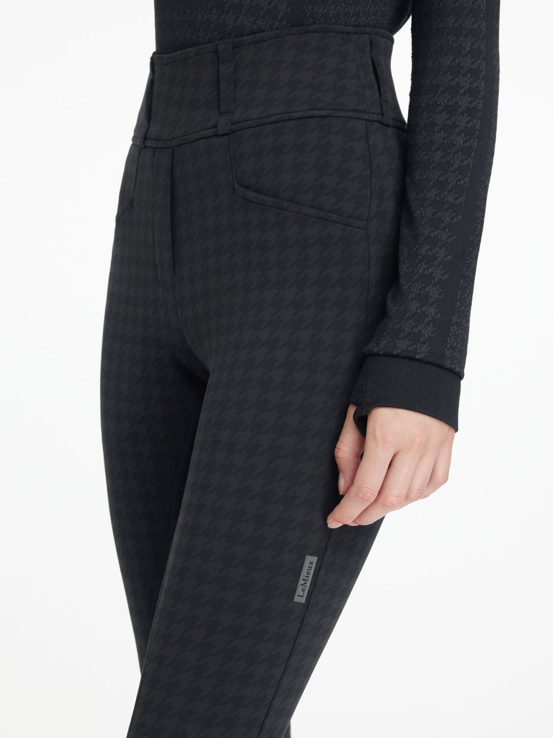 Detailaufnahme des Houndstooth-Musters der LeMieux Aspen Reitleggings