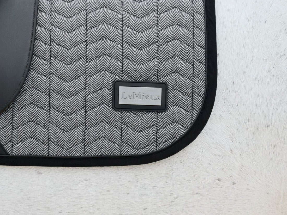 Detail LeMieux Schabracke Aspen Dressage Square Herringbone schwarz weiß, Fischgrätmuster, mit Chevron-Steppung, schwarze Lackpaspel, robuste Velours-Einfassung, hochwertiges Material.
