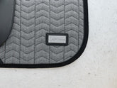 Detail LeMieux Schabracke Aspen Dressage Square Herringbone schwarz weiß, Fischgrätmuster, mit Chevron-Steppung, schwarze Lackpaspel, robuste Velours-Einfassung, hochwertiges Material.