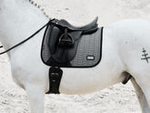LeMieux Aspen Dressage Square Herringbone schwarz weiß auf Pferderücken, anatomischer Schwanenhals für optimale Rückenlage und Widerristfreiheit.