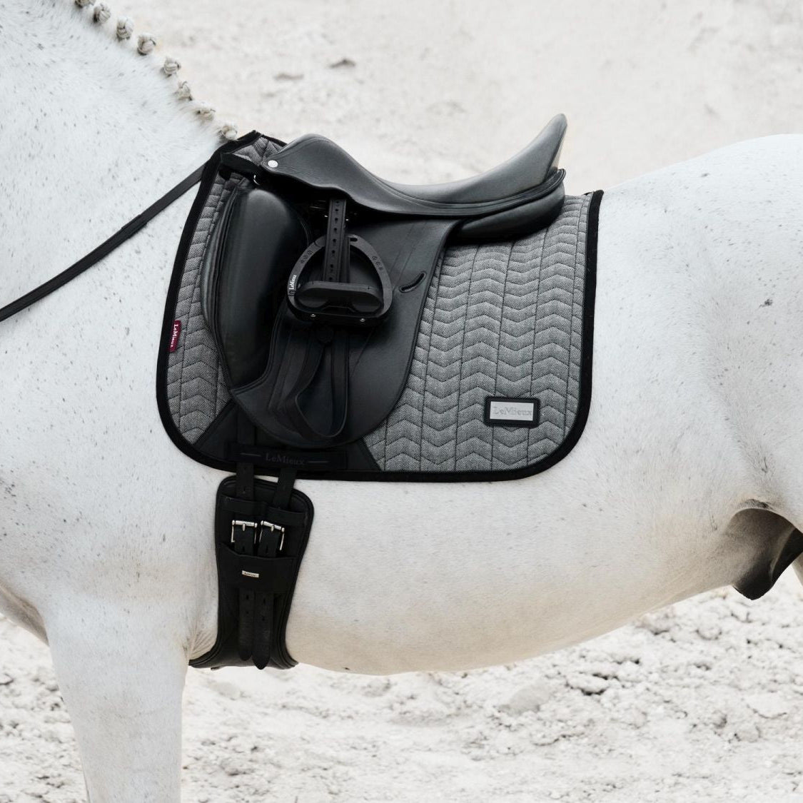 LeMieux Aspen Dressage Square Herringbone schwarz weiß auf Pferderücken, anatomischer Schwanenhals für optimale Rückenlage und Widerristfreiheit.