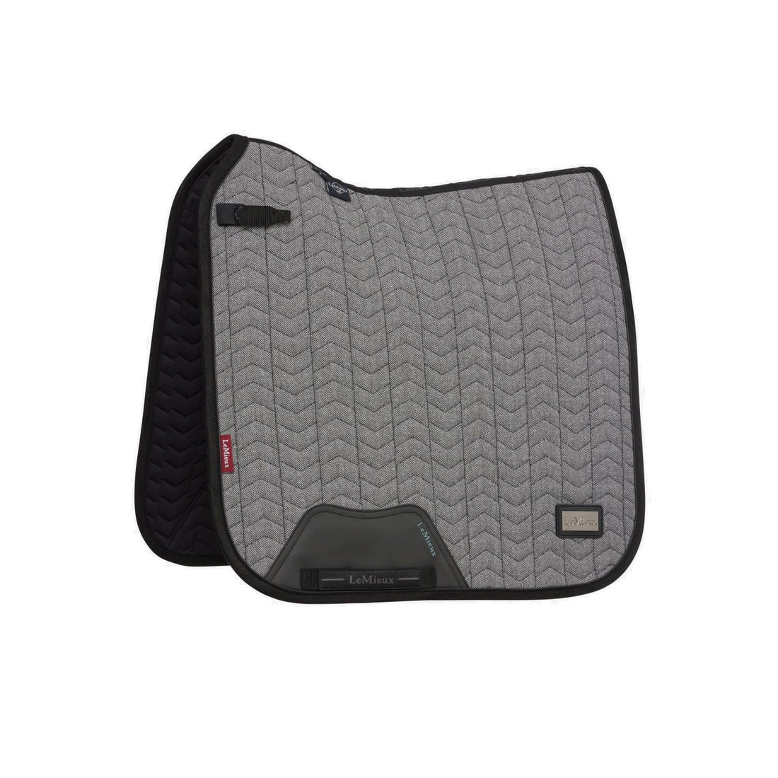 LeMieux Schabracke Aspen Dressage Square Herringbone schwarz weiß mit Fischgrätmuster und Chevron-Steppung, formstabil, anatomischer Schwanenhals, edle Dressurschabracke mit PU-Leder Verstärkung.
