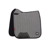 LeMieux Schabracke Aspen Dressage Square Herringbone schwarz weiß mit Fischgrätmuster und Chevron-Steppung, formstabil, anatomischer Schwanenhals, edle Dressurschabracke mit PU-Leder Verstärkung.