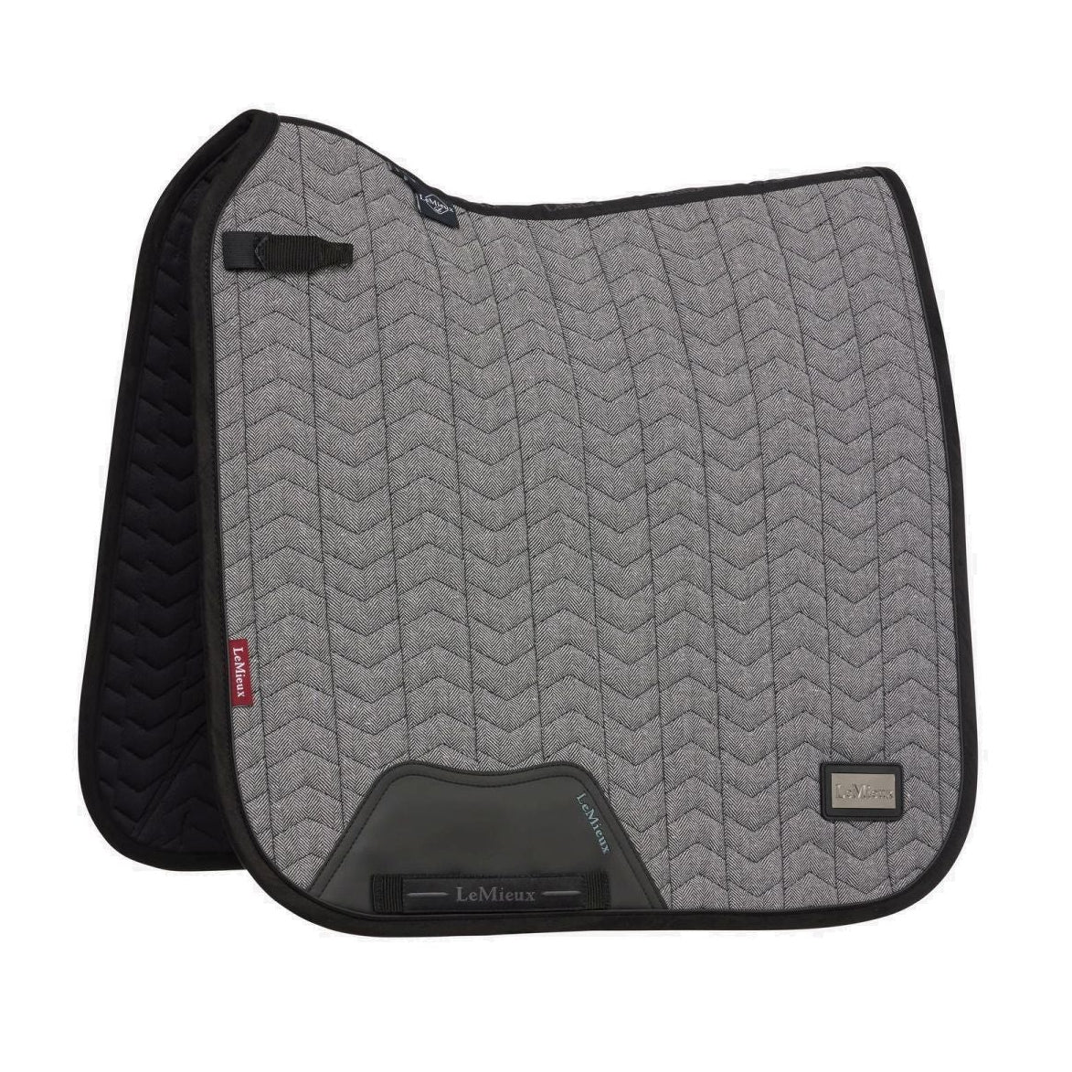LeMieux Schabracke Aspen Dressage Square Herringbone schwarz weiß mit Fischgrätmuster und Chevron-Steppung, formstabil, anatomischer Schwanenhals, edle Dressurschabracke mit PU-Leder Verstärkung.