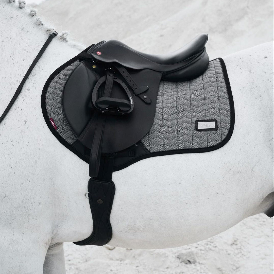 LeMieux Schabracke Aspen Close Contact Square Herringbone Schwarz-Weiß am Pferd – atmungsaktive, antibakterielle Springschabracke mit Fischgrätmuster. Perfekte Passform mit Schwanenhals und rutschfestem Gurtbereich für maximalen Komfort beim Springreiten.