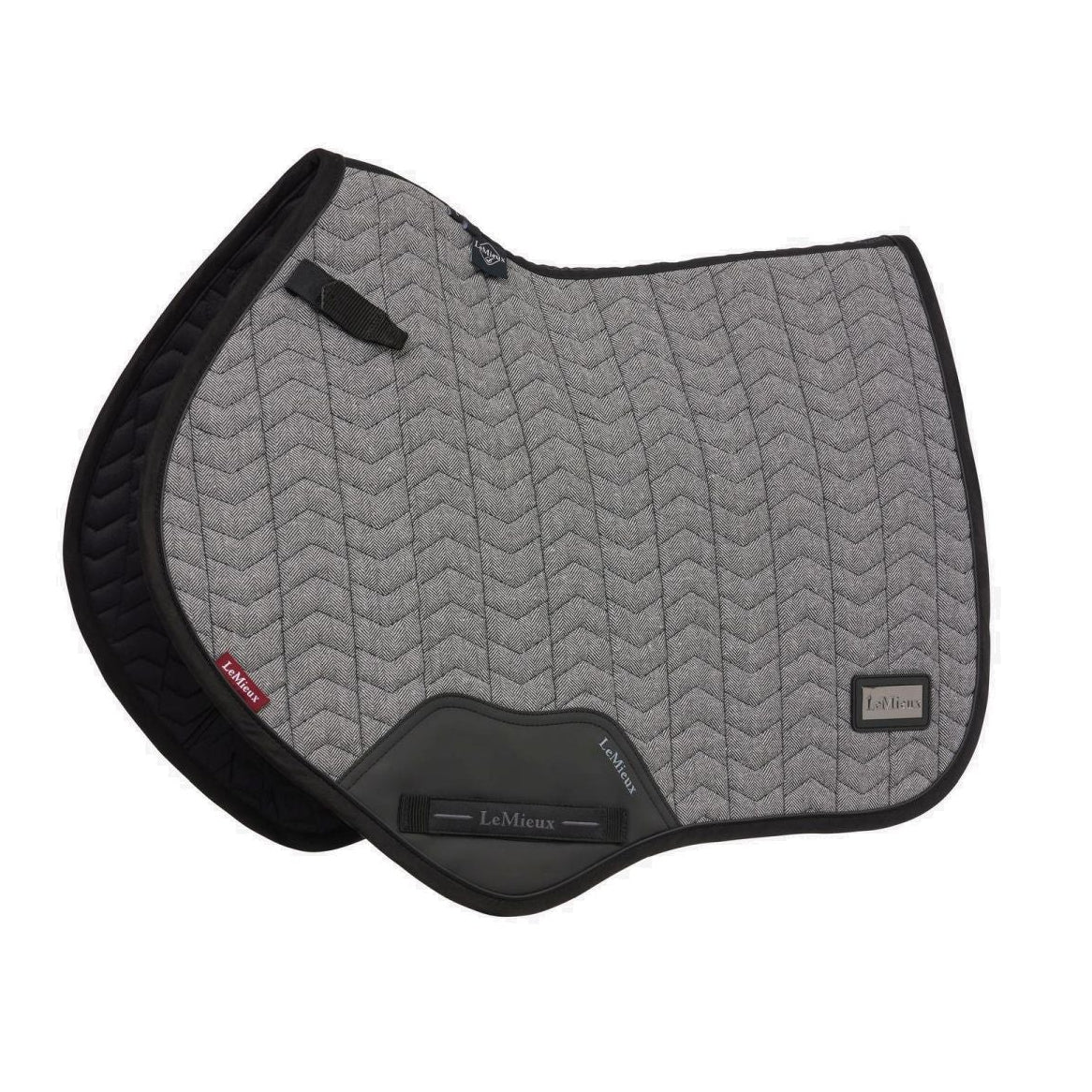 LeMieux Schabracke Aspen Close Contact Square Herringbone in Schwarz-Weiß – Springschabracke mit Fischgrätmuster und eleganter Chevron-Steppung. Hochwertige Sattelunterlage mit anatomischer Form und Lackpaspel, ideal für Springreiten, Pferd und Pony.