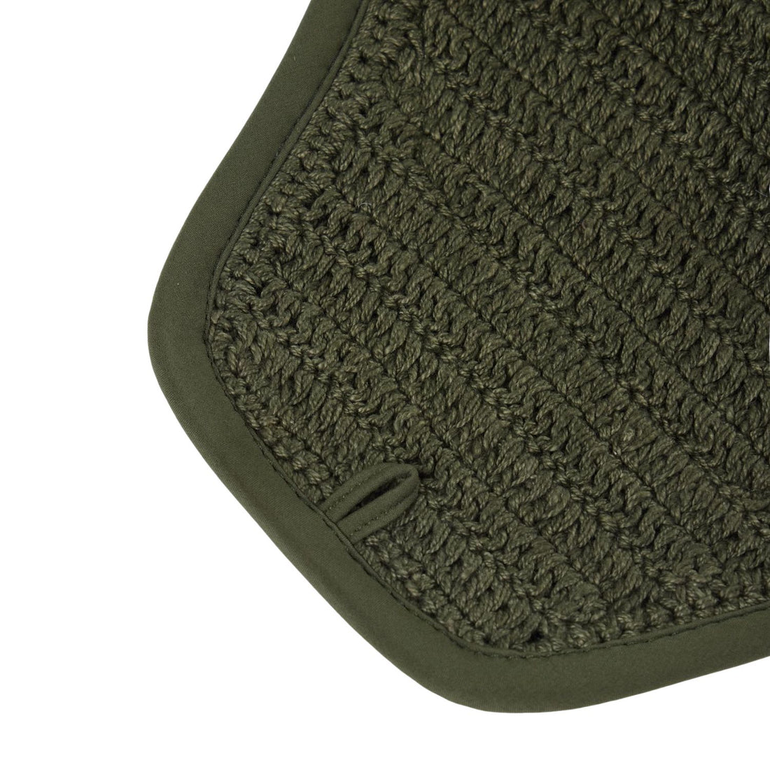 Detailansicht der LeMieux Fliegenmütze Essence in Pine Green – handgehäkeltes Material mit feiner Kantenverarbeitung und Bindeschlaufe.