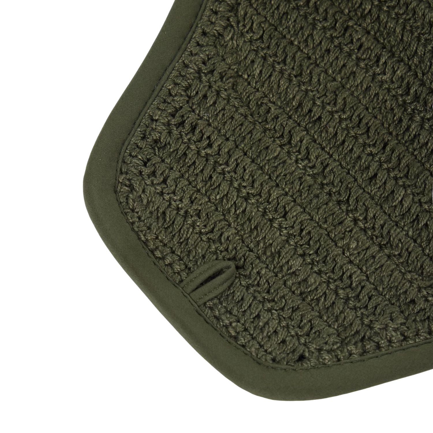 Detailansicht der LeMieux Fliegenmütze Essence in Pine Green – handgehäkeltes Material mit feiner Kantenverarbeitung und Bindeschlaufe.