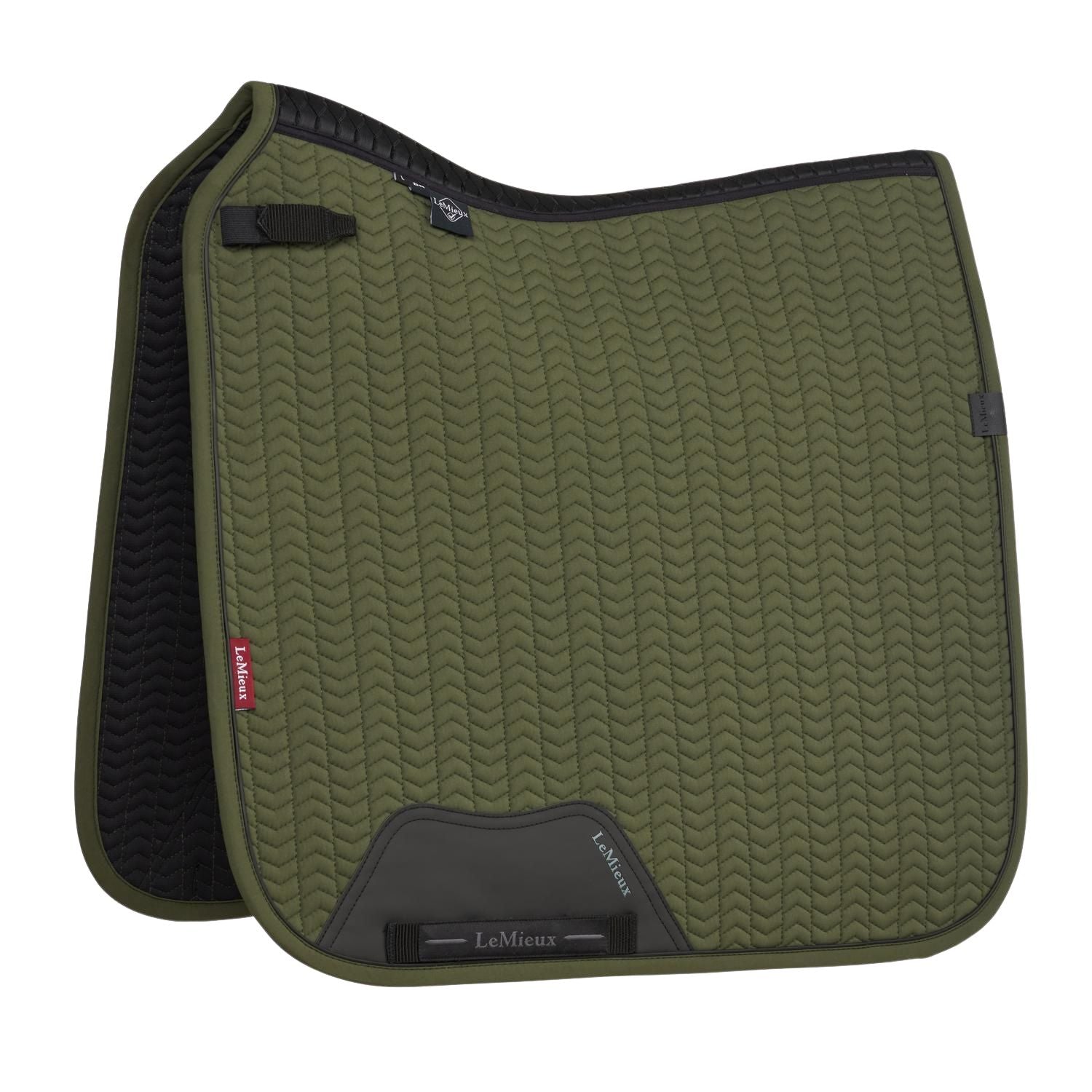 LeMieux Essence Dressage Square Pine Green Dressurschabracke – elegantes Design, anatomische Passform und Self-Cool-Futter. Mit luxuriöser Chevron-Steppung.
