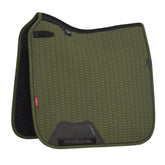 LeMieux Essence Dressage Square Pine Green Dressurschabracke – elegantes Design, anatomische Passform und Self-Cool-Futter. Mit luxuriöser Chevron-Steppung.