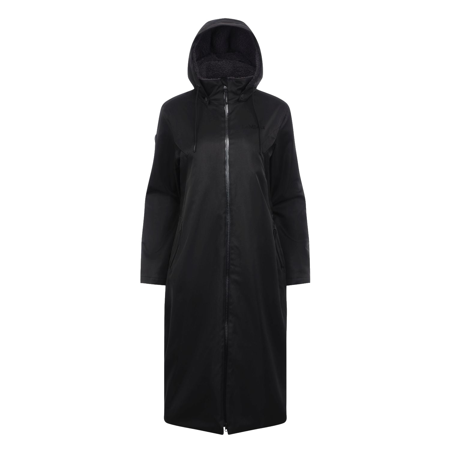 Langer und weiter schwarzer Reitmantel für Damen in Vorderansicht. Mit gefütterter Kapuze, mit schwarzem kuscheligem Fleece. Der lange Reißverschluss glänzt durch die wasserdichten verklebten Nähte.