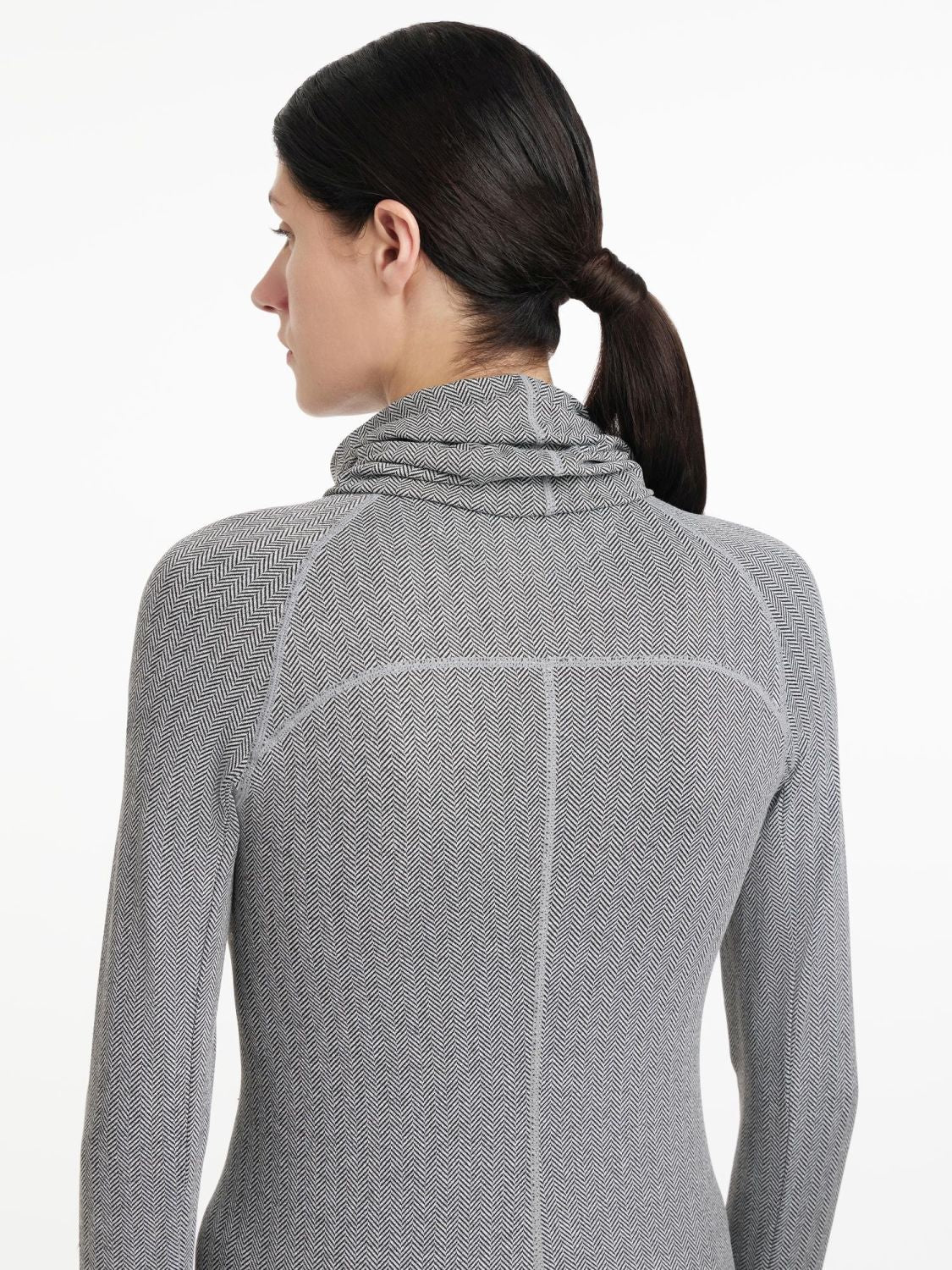 Der LeMieux Snood Aspen Herringbone mit Fischgrätmuster wird hier in Rückansicht von dem Model kombiniert mit dem Aspen Herringbone Base Layer von Lemieux getragen. Das Fischgrätmuster des Schlauchschals geht in das des Base Layers über. Perfekte Kombination.