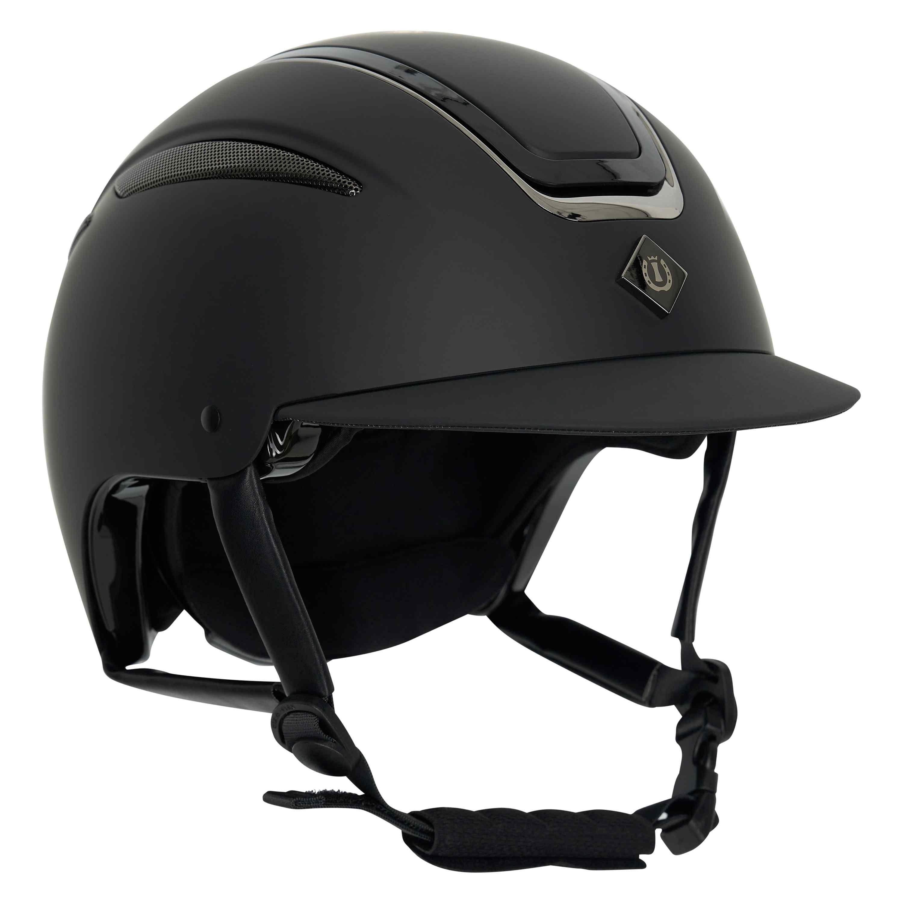 Der Imperial Riding Reithelm IRHOlania Deluxe Small Visor in Schwarz ist in der seitlichen Frontansicht zu sehen. Er besitzt eine matte Oberfläche, glänzende Chrom-Einsätze und das Imperial Riding Logo. Der schwarze Helmverschluss ist mit einem Kinnpolster ausgestattet, das für sicheren Halt beim Reiten sorgt.