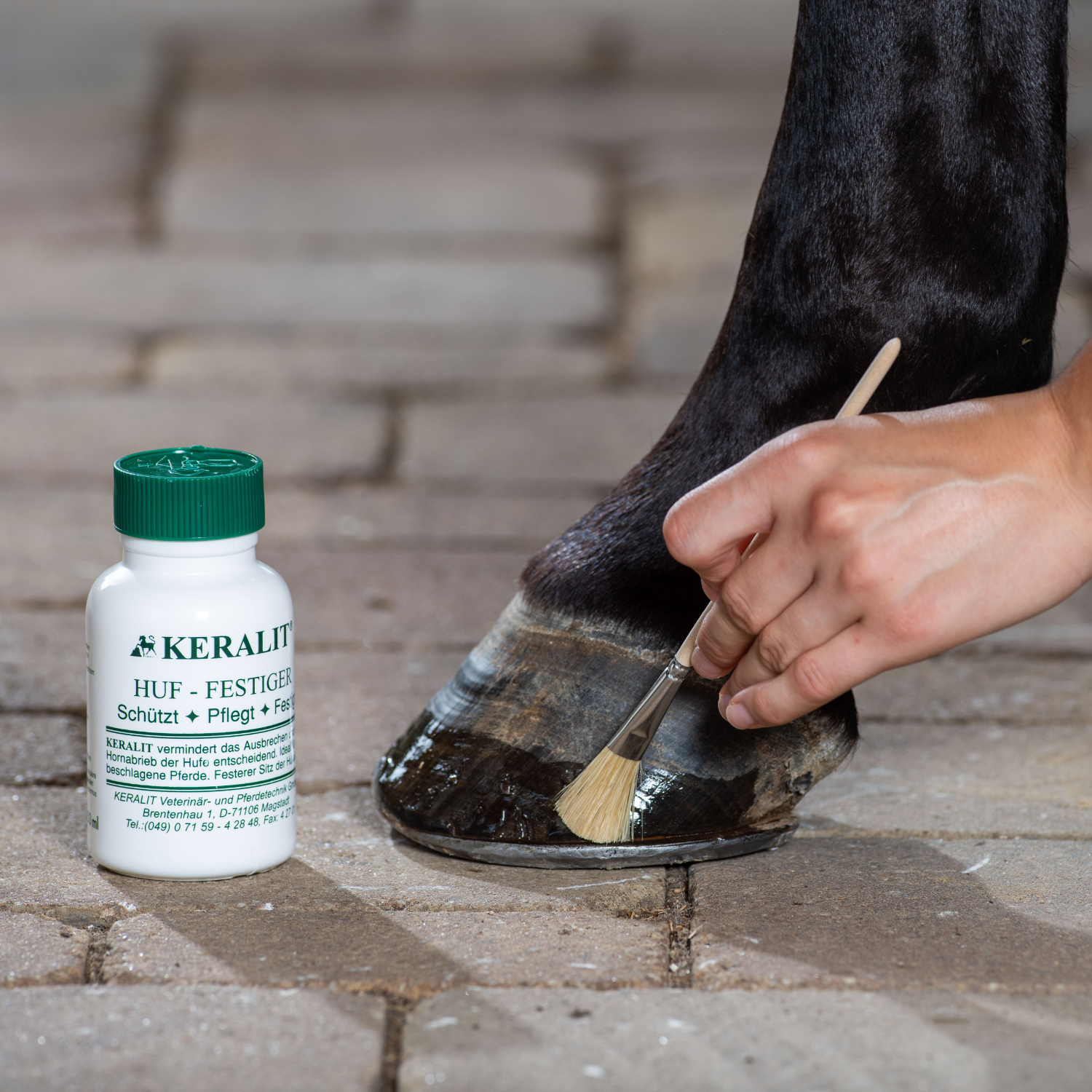 Keralit Huffestiger mit Pinsel für einen gesunden Huf