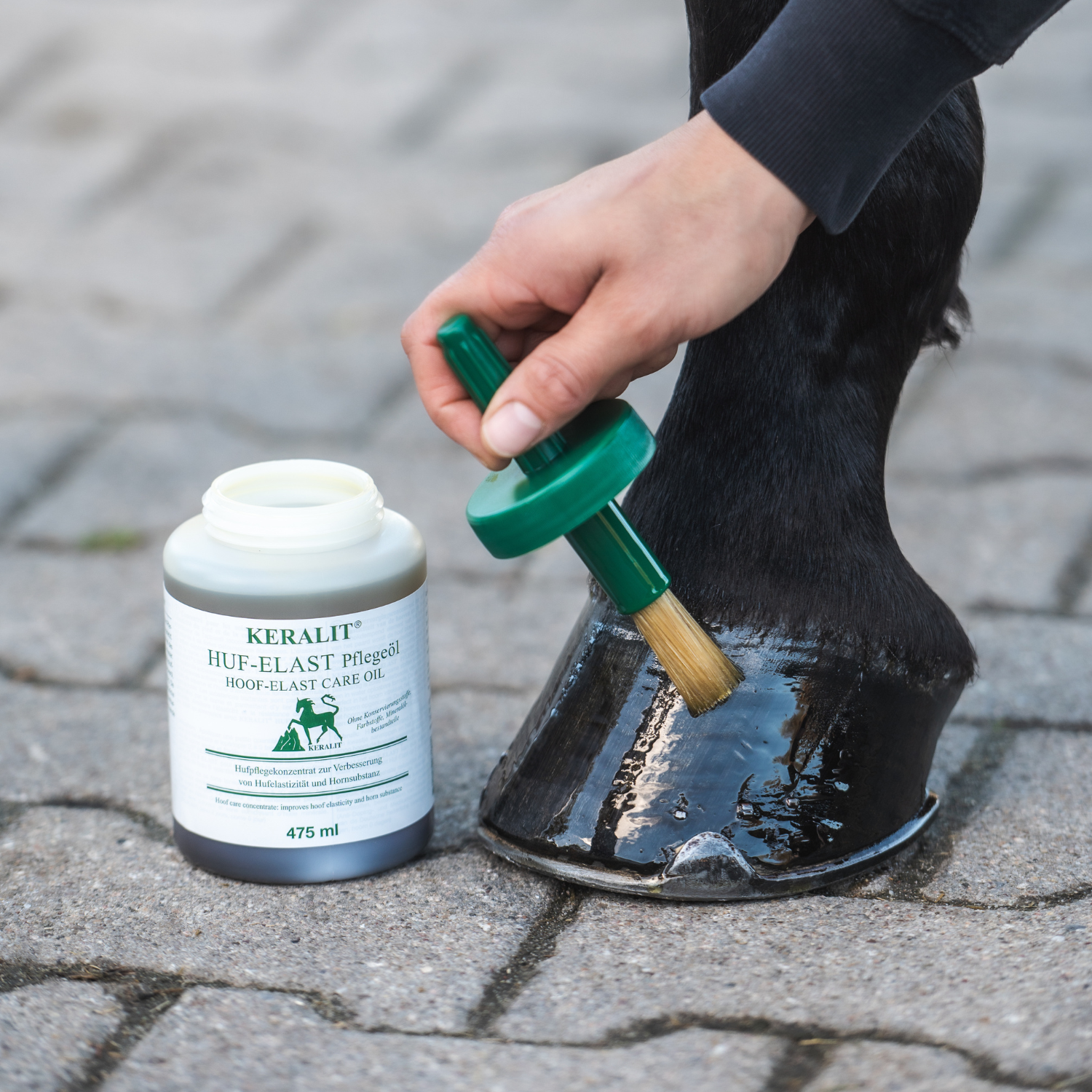 Keralit Hoof Oil Hoof Elast Care Oil with brush for healthy hoof horn in dry conditions