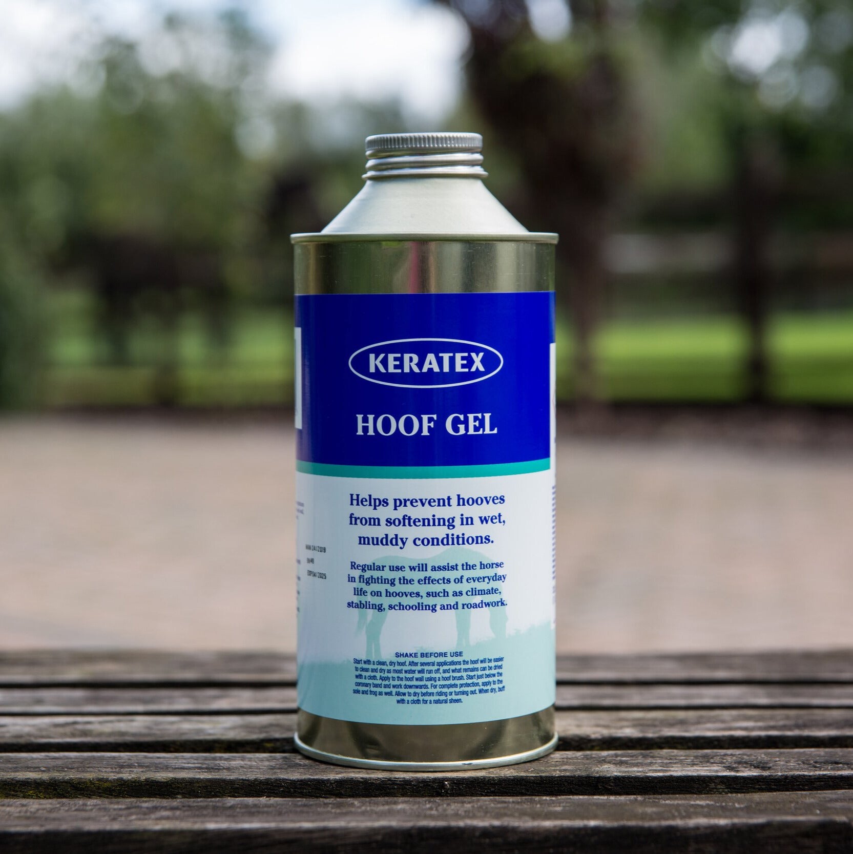 Dosis von wasserabweisendem Keratex Hufgel, auf einer Holzoberfläche platziert, entwickelt zur Hufpflege und um zu verhindern.