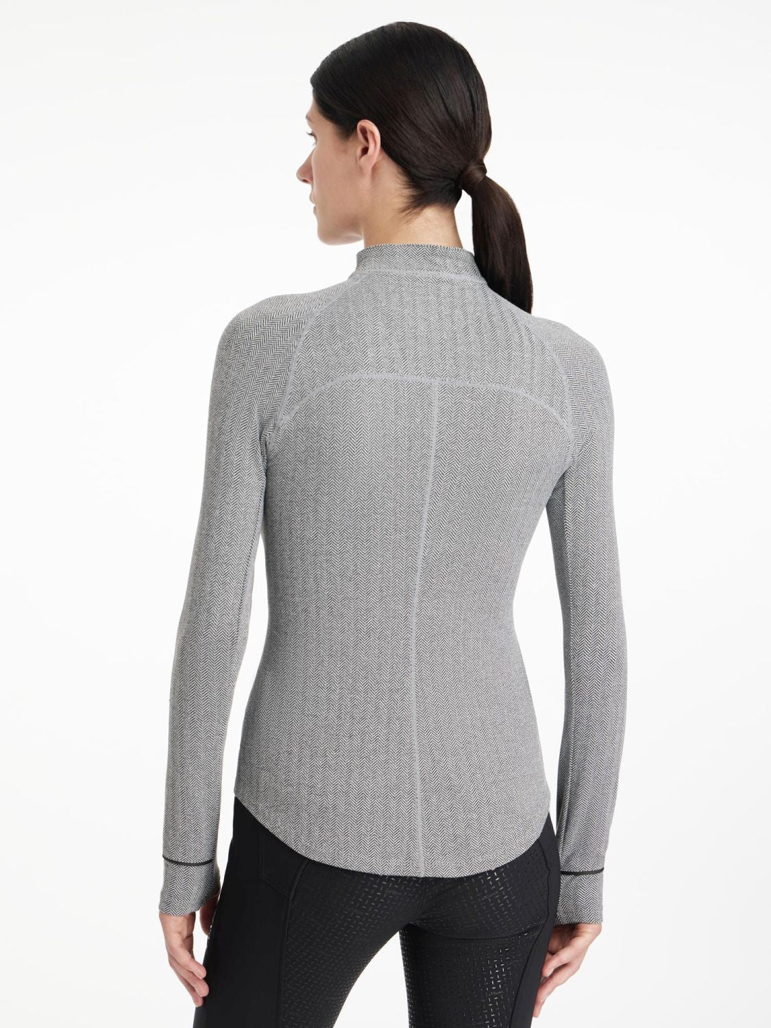 Rückansicht des LeMieux Base Layer Aspen Herringbone Black – funktionales Langarmshirt für Reiterinnen mit edlem Design. Flache Nähte und eine körpernahe Schnittführung.