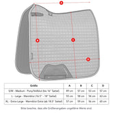 Lemieux Tabelle mit Abmessungen der Dressur Schabracken. So kannst du die richtige Größe für deine LeMieux Schabracke Aspen Dressage Square Houndstooth wählen. Beachte, dass die Dressurschabracke der Aspen Kollektion nur für Dressursättel geeignet ist. Die nötigen Abmessungen horizontal und vertikal findest du an verschieden Stellen unter den Buchstaben A, B, C, und D. Diese helfen dir die korrekte Schabracken Größe zu finden. Diese Sattelunterlage gibt es in der Größe S/M – Pony/Vollblut und L - Warmblut.