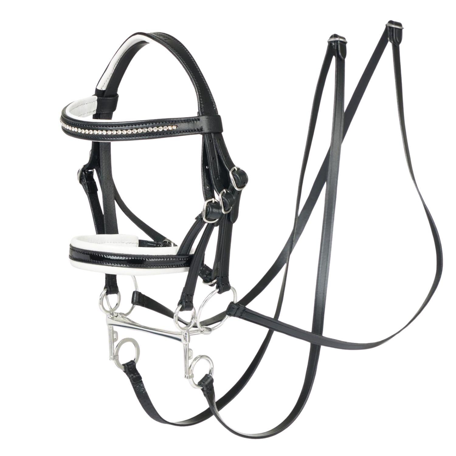 LeMieux Hobby Horse Dressurkandare schwarz Lack weiß unterlegt. Zubehörset Kandare inkl. Gebisse und Zügel von LeMieux. Die Hobby Horse Kandare passt auf alle LeMieux Hobby Horses.