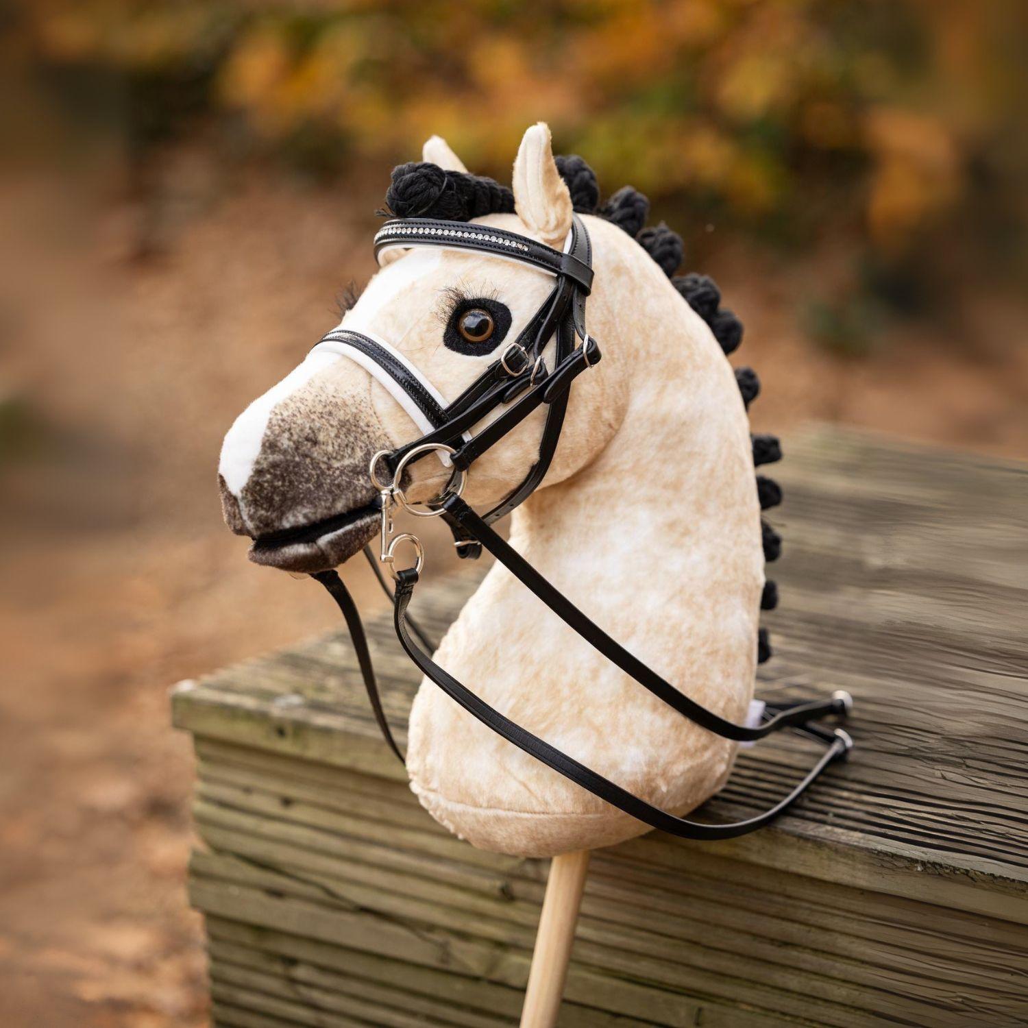 LeMieux Hobby Horse Dressurkandare liegt mit Unterlegtrense und Kandarengebiss im Hobby Horse Pferdemaul. Die Details sind faszinierend realistisch. Die Dressurkandare passt zu allen Hobby Horses von LeMieux.