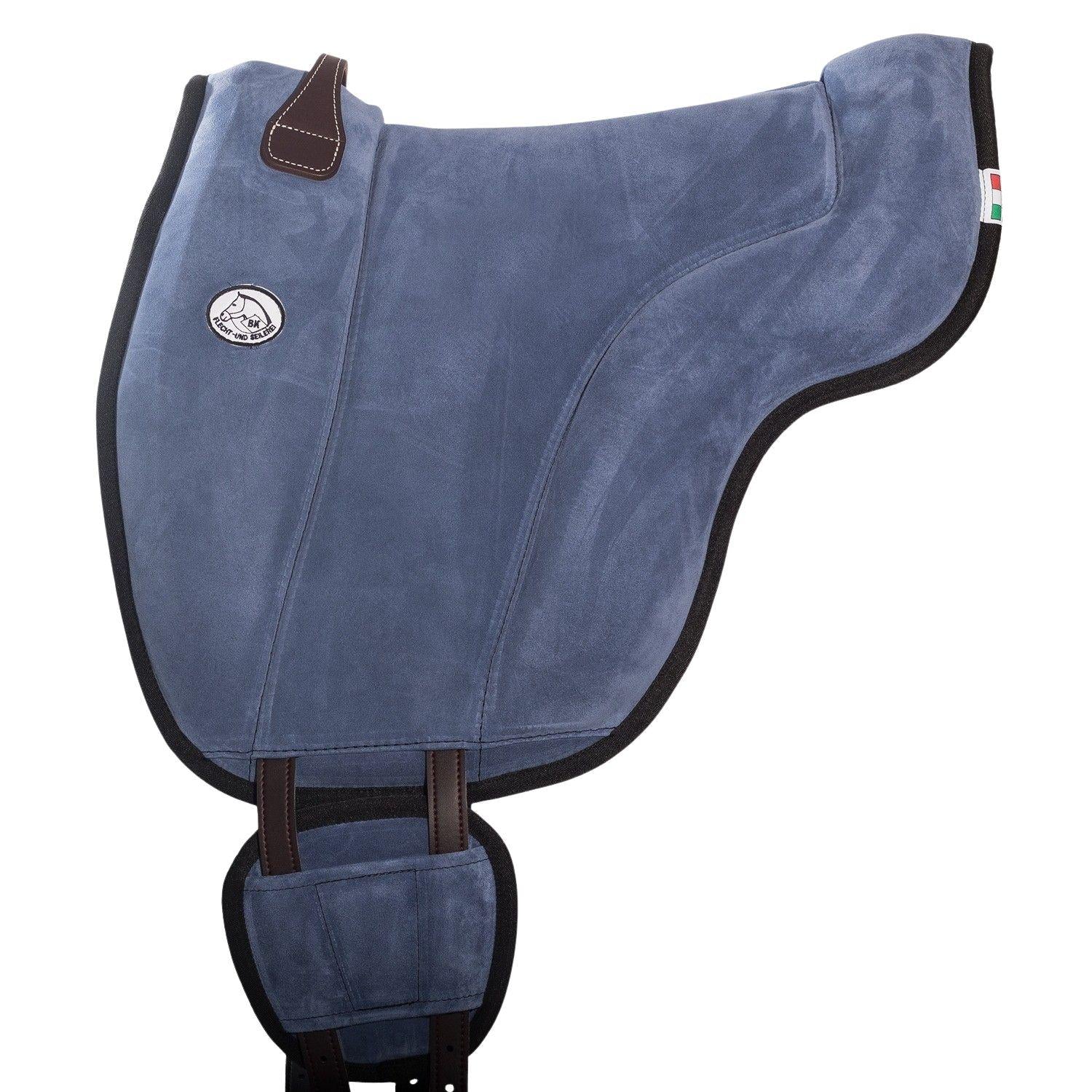 Das hellblaue Brockamp Bareback Pad Reitpad Spezial aus feinem Rauleder bietet durch seine Kniepauschen und das Hinterzwieselpolster einen rahmenden Halt beim Reiten ohne Sattel. Ein brauner Ledergriff sowie die ergonomische V-Gurtung mit seitlichen Gurtpolstern sorgen für einen edlen Kontrast und eine stabile Lage dieses Premium-Reitkissens der Seilerei Brockamp.