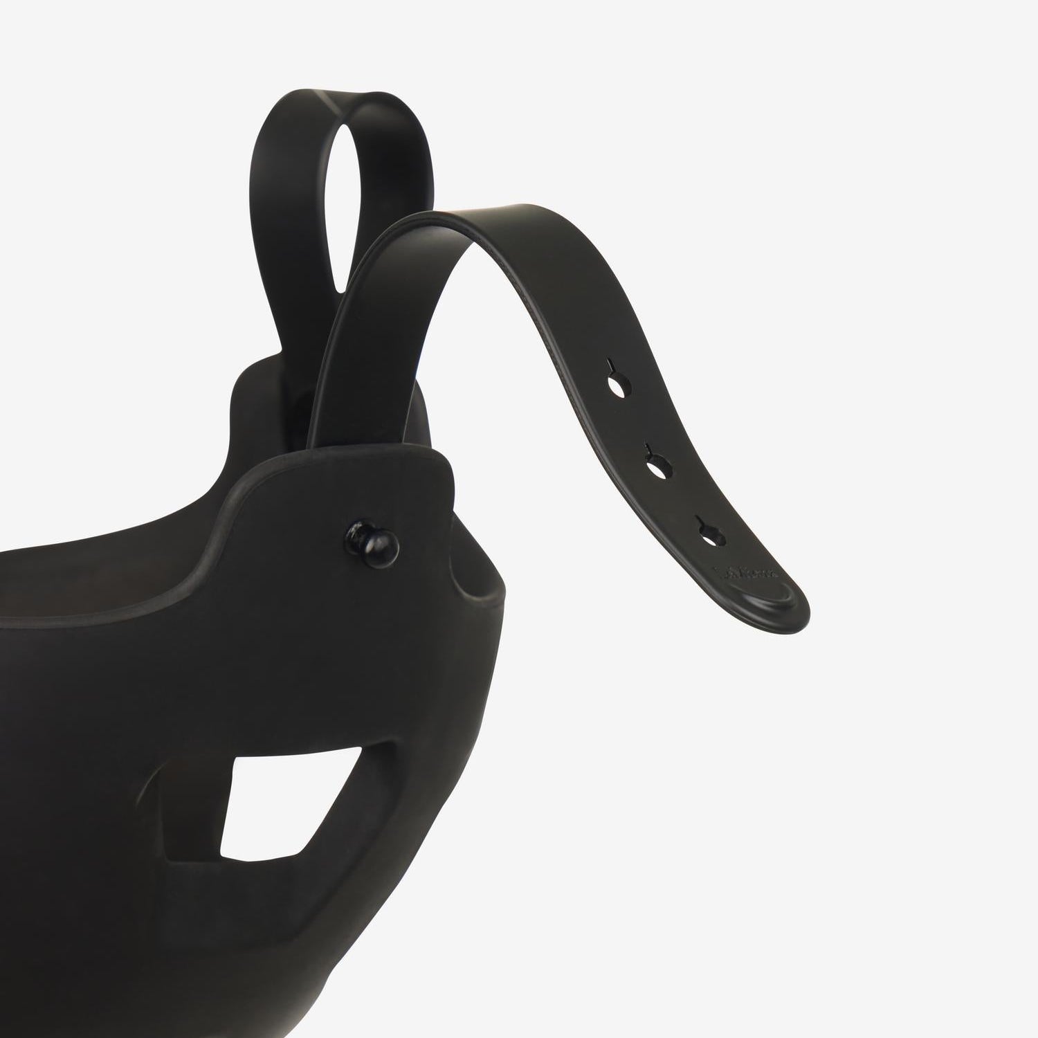 Detailaufnahme der LeMieux Fressbremse Noma in Schwarz. Zu sehen ist die geöffnete, TPR-robuste Schlaufe zur sicheren Befestigung am Weidehalfter. Der sichtbare Schnell-Verschluss mit Pin und die verschiedenen gestanzten Löcher ermöglichen eine einfache, individuelle Größenanpassung für optimalen Komfort am Pferdekopf.