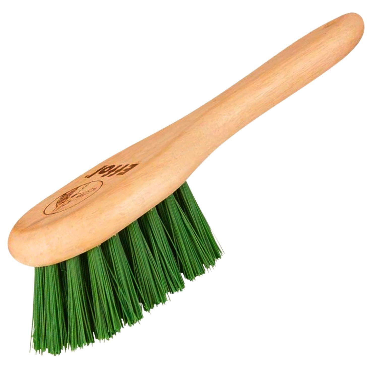 Seitliche Ansicht der Effol Hufbürste SafetyHoof-Brush leicht von oben, die die grünen, schrägen Borsten aus Polypropylen zeigt, welche sanft Hufhorn und Hufkronrand reinigen, ohne sie zu beschädigen. Der ergonomische Bürstenkörper aus Holz mit abgerundeten Außenkanten liegt angenehm in der Hand. Der lange Stiel aus Buchenholz kann das Schrabben der Hände über den Boden beim Hufeauskratzen oder Verletzungen durch Hängenbleiben an Hufnägeln verhindern Diese Effol-Bürste sorgt für optimale Hufhygiene.