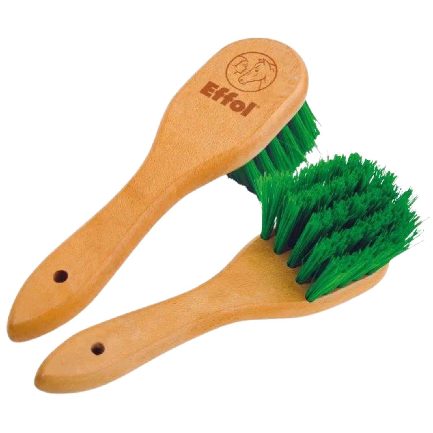 Draufsicht der Effol Hufbürste SafetyHoof-Brush, die gleichzeitig den Holzkörper mit eingebranntem Effol-Logo und die Unterseite mit dem hufeisenförmigen, grünen Borstenbesatz zeigt. Der charakteristische Stiel besitzt am Ende ein eingelassenes Loch, um die Bürste an einer Schlaufe an die Boxenwand, Stallwand, vor die Reithalle oder in den Sattelschrank zu hängen. So ist die Effol Bürste stets griffbereit zur gründlichen Reinigung der Pferdehufe, sowohl der Hufwände als auch der Sohle von unten.