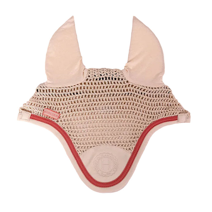 Harcour Fliegenmütze Fredy in Coquillage Shell, einem hellen Muschel-Beigeton. Die flache, breite Litze in kräftigem Grapefruit Koralle kontrastiert zum handgehäkelten Teil. Diese modische Fliegenhaube passt perfekt zur Karembar Schabracke Jump Shell Grapefruit.