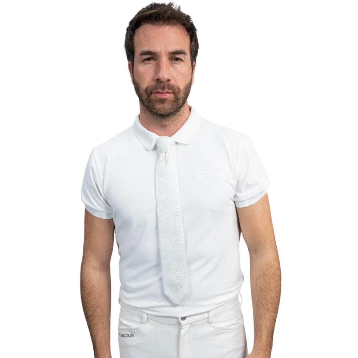 Klassischer Reiter im kompletten Turnieroutfit mit weißer Harcour Herren Turnierkrawatte Corbi. Die vorgebundene Reitkrawatte in edler Waffelpique-Optik sitzt perfekt unter dem Kragen des Turnierhemds. Ideal für Dressur und Springen.
