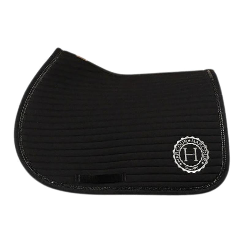 Harcour Ponyschabracke Karembar Black in der Ausführung Vielseitigkeit / Allround. Die kompakte Sattelunterlage für Ponysättel besticht durch anatomische Widerristfreiheit, horizontale Steppung und schwarze Glitzerlitze. Perfekter Allrounder für das Training und Turnier mit dem Pony.