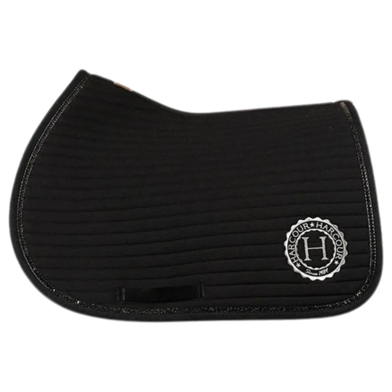 Harcour Springschabracke Karembar Black aus der Essential Kollektion. Zu sehen ist der anatomische Schnitt mit Widerristfreiheit und die horizontale Steppung. Eine klassische schwarze Springschabracke mit dezenter Glitzerlitze für Springsättel.