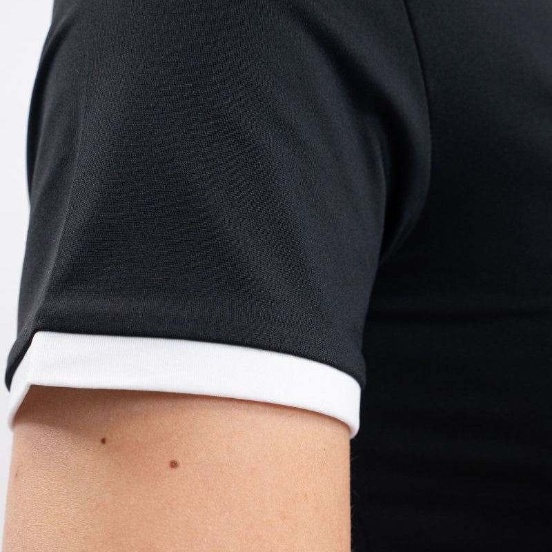 Eine Detailaufnahme des Harcour-Turniershirts Shine zeigt den weiß abgesetzten Kurzarmabschluss, was das Shirt auch ohne Turnierjackett zu einem sportlich-eleganten Oberteil für Damen und Turnierreiterinnen macht. Details machen den Unterschied.