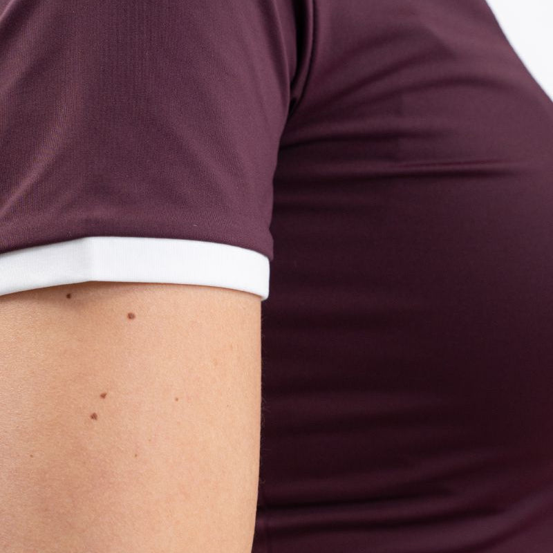 Eine Detailaufnahme des Harcour-Turniershirts Shine zeigt den weiß abgesetzten Kurzarmabschluss, was das Shirt auch ohne Turnierjackett zu einem sportlich-eleganten Oberteil für Damen und Turnierreiterinnen macht. Details machen den Unterschied.