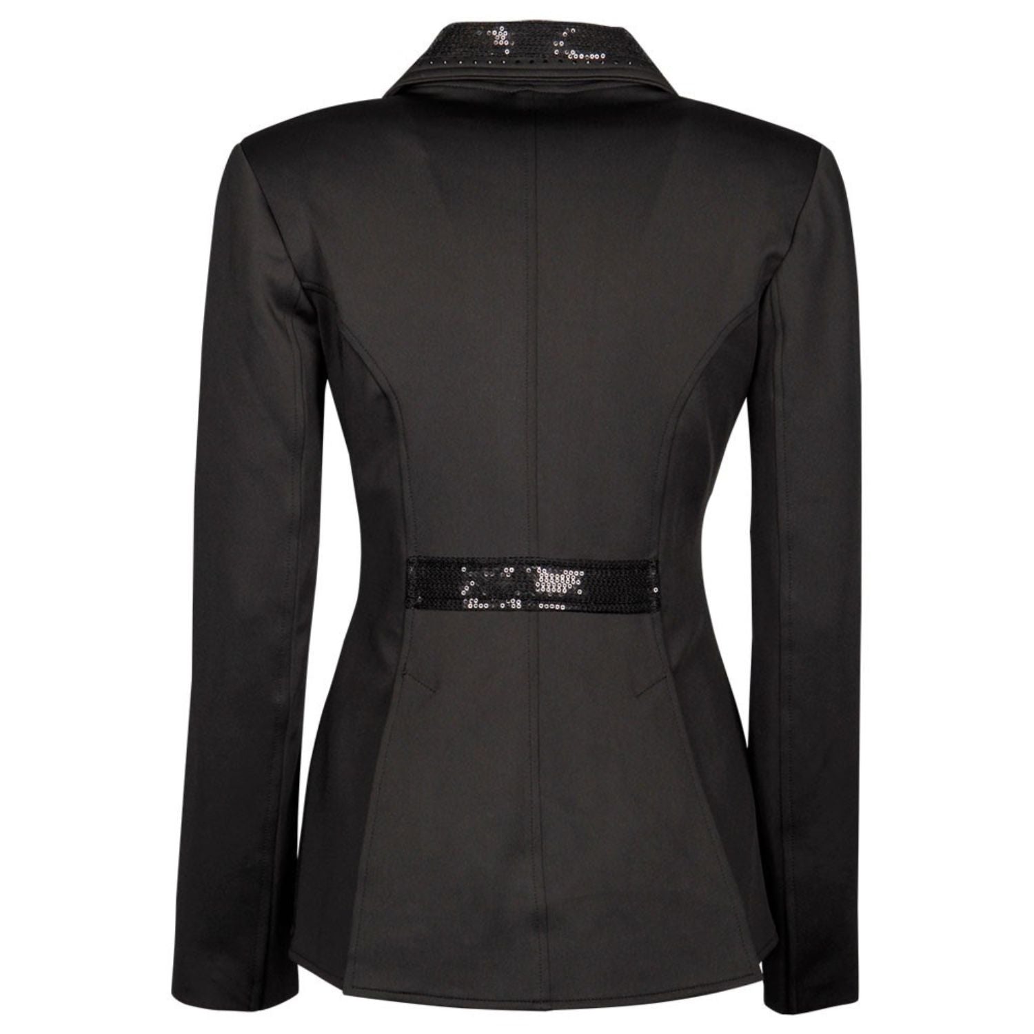 Die Rückansicht des Harry’s Horse Turnierjackets Montpellier im modernen Kurzfrack-Stil präsentiert die elegante Schnittführung für anspruchsvolle Dressurreiterinnen. Im Vergleich zum klassischen Dressurfrack enden die angedeuteten Dressurschöße knapp über dem Sattel, was eine betonte, feminine Taille akzentuiert. Zwei Gehschlitze sorgen für optimale Bewegungsfreiheit. Ein mit schwarzen Pailletten betontes, angedeutetes Gürtelband sowie der durchgängig mit Glitzerdetails am Kragensteg.