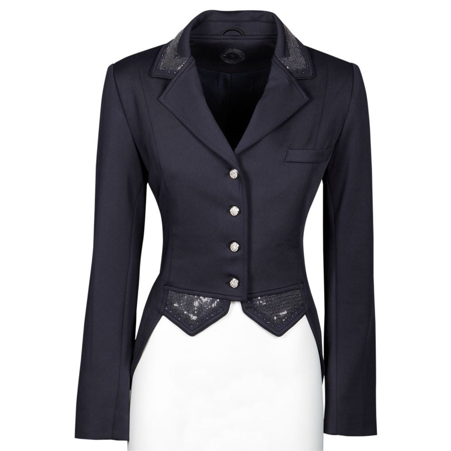 Die Frontansicht des dunkelblauen Harry’s Horse Turnierjackets Montpellier zeigt das edle Kurzfrack-Design für das Dressurviereck mit elegant verkürzten Frontabschlüssen. Der Kragen sowie der an einen klassischen Dressurfrack erinnernde Saum sind detailreich mit navy, glitzernden Pailletten, feinen Strasssteinen und einer abgesetzten Paspel verziert. Neben einer linksseitigen Brusttasche hat das Reitsakko über vier Frontknöpfe, hinter denen das Double-Closure-System mit verdecktem Reißverschluss liegt.