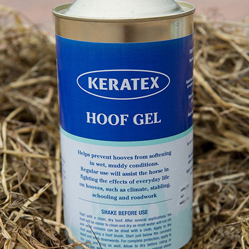 Eine Dosis mit wasserabweisendem Keratex Hoof Gel, platziert auf einem Bett aus Stroh, verwendet für die Hufpflege von Pferden.