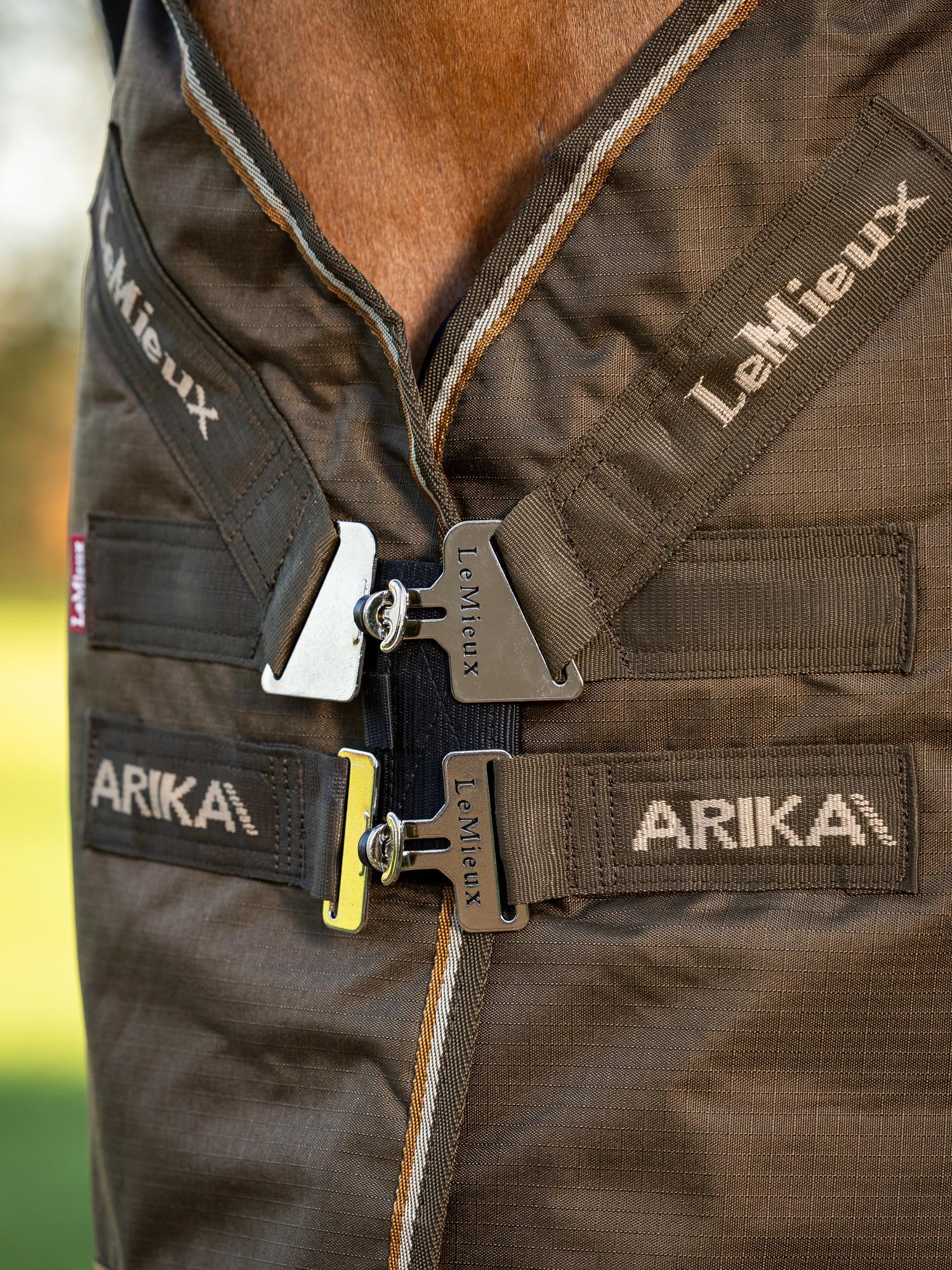 Die robusten T-Verschlüsse mit T-Steg sind um 45° abgewinkelt und vermeiden Reibung, indem sie die entstehenden Kräfte gleichmäßig verteilen. Für maximale Bewegungsfreiheit und größtmöglichen pferdefreundlichen Komfort. Die Verschlüsse sichern die Lage der Outdoordecke Arika Ripstop Turnout Rug. Für Sicherheit auf Weide, Paddock und im Offenstall.