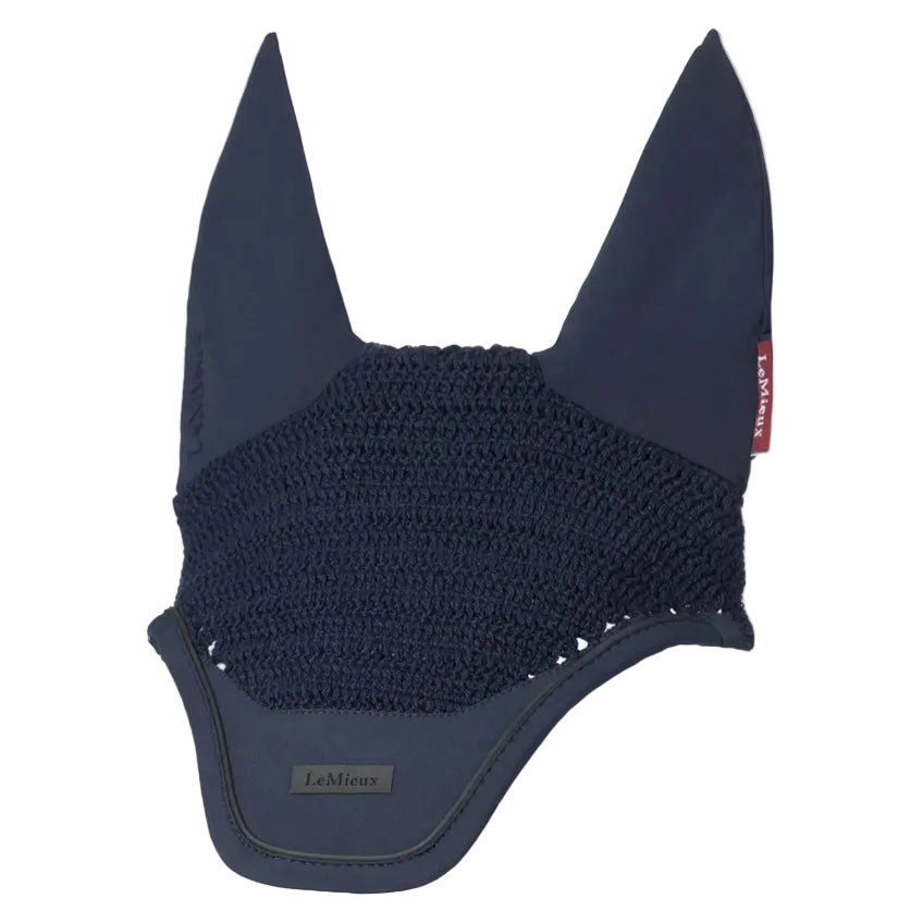 LeMieux Fliegenmütze Essence Navy mit handgehäkeltem Kopfteil, Vier-Wege-Stretch und Elasthan-Ohren für optimalen Fliegenschutz beim Reiten – Detailansicht mit LeMieux Logo.