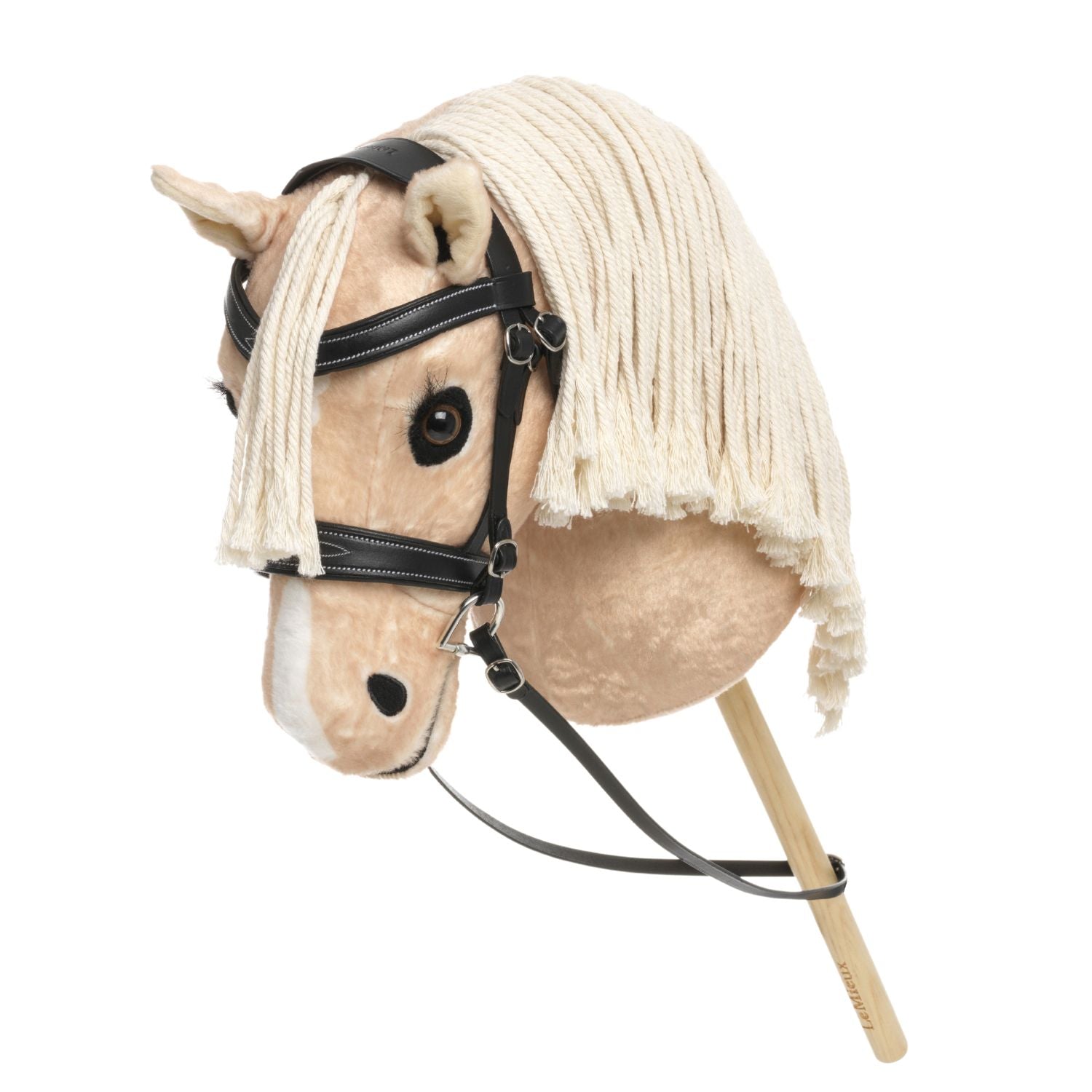 Hochauflösende Nahaufnahme des LeMieux Hobby Horses Popcorn seitlich von vorne: Das edle hellgoldene Steckenpferd trägt die braune LeMieux Hunter Trense, eine weiße Blesse und eine gekämmte lange Mähne zum Einflechten für Hobby Horsing Turniere.