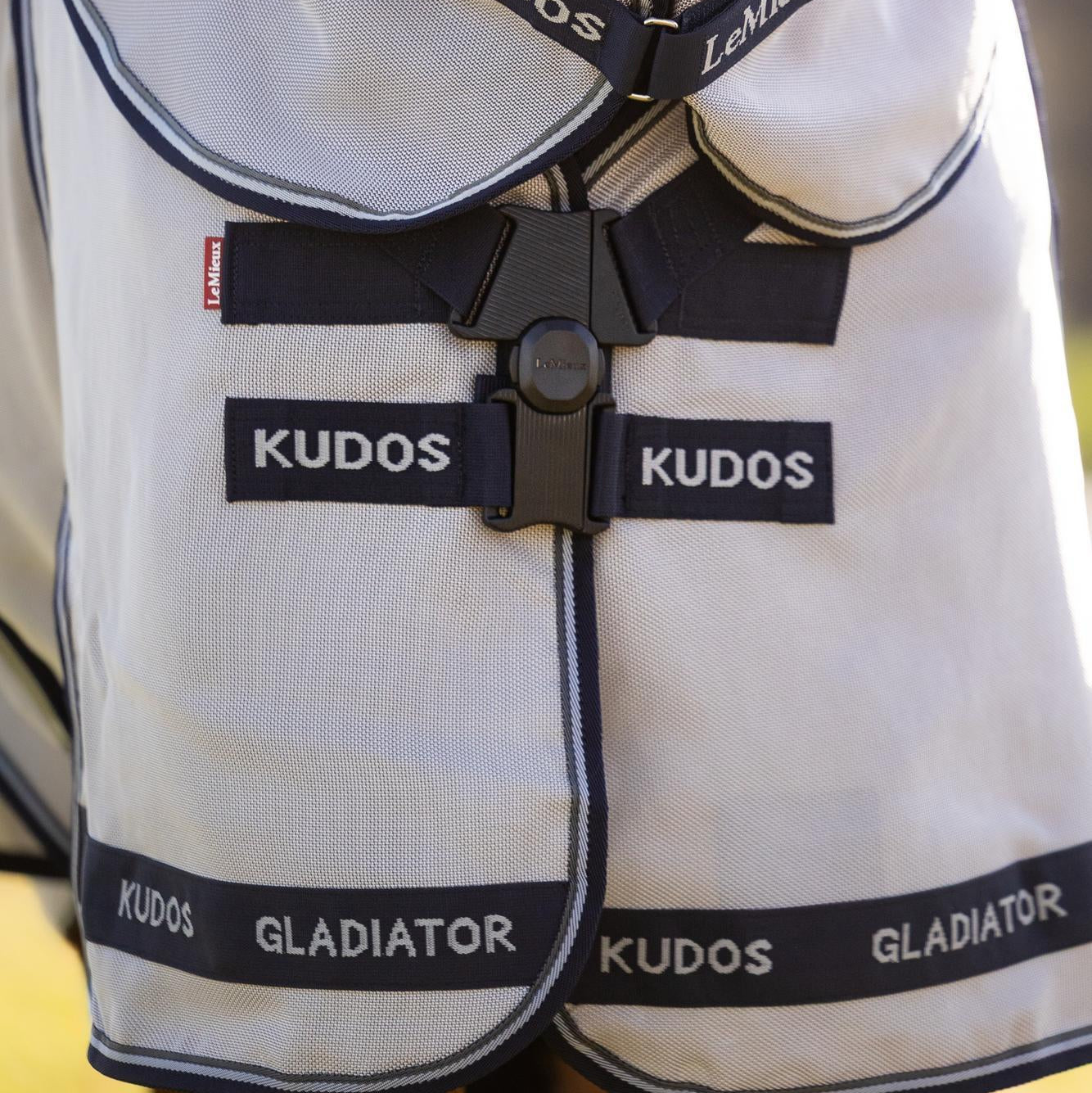 Hochauflösende Detailaufnahme des geschlossenen LeMieux Neo-Lock-Verschlusses der Kudos Gladiator Insektenschutzdecke, der dank eines extrem starken Neodym-Magneten ein beispiellos robustes und sicheres Verschlusssystem bietet.