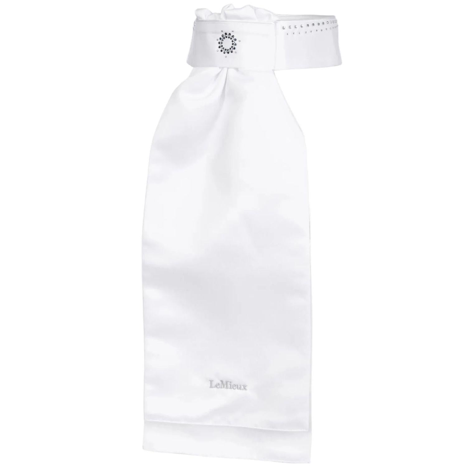 Detailansicht des LeMieux Plastron Brilliance Dressurkragens in Weiß für Damen. Es verfügt über eine schimmernde Biese und zwei Reihen funkelnder Kristallsteine in Crystal, die rundherum verlaufen. Der Kragen ragt elegant aus einem Turnierjacket hervor und ist von der Seite sichtbar. Praktischer Klettverschluss zum Verschließen