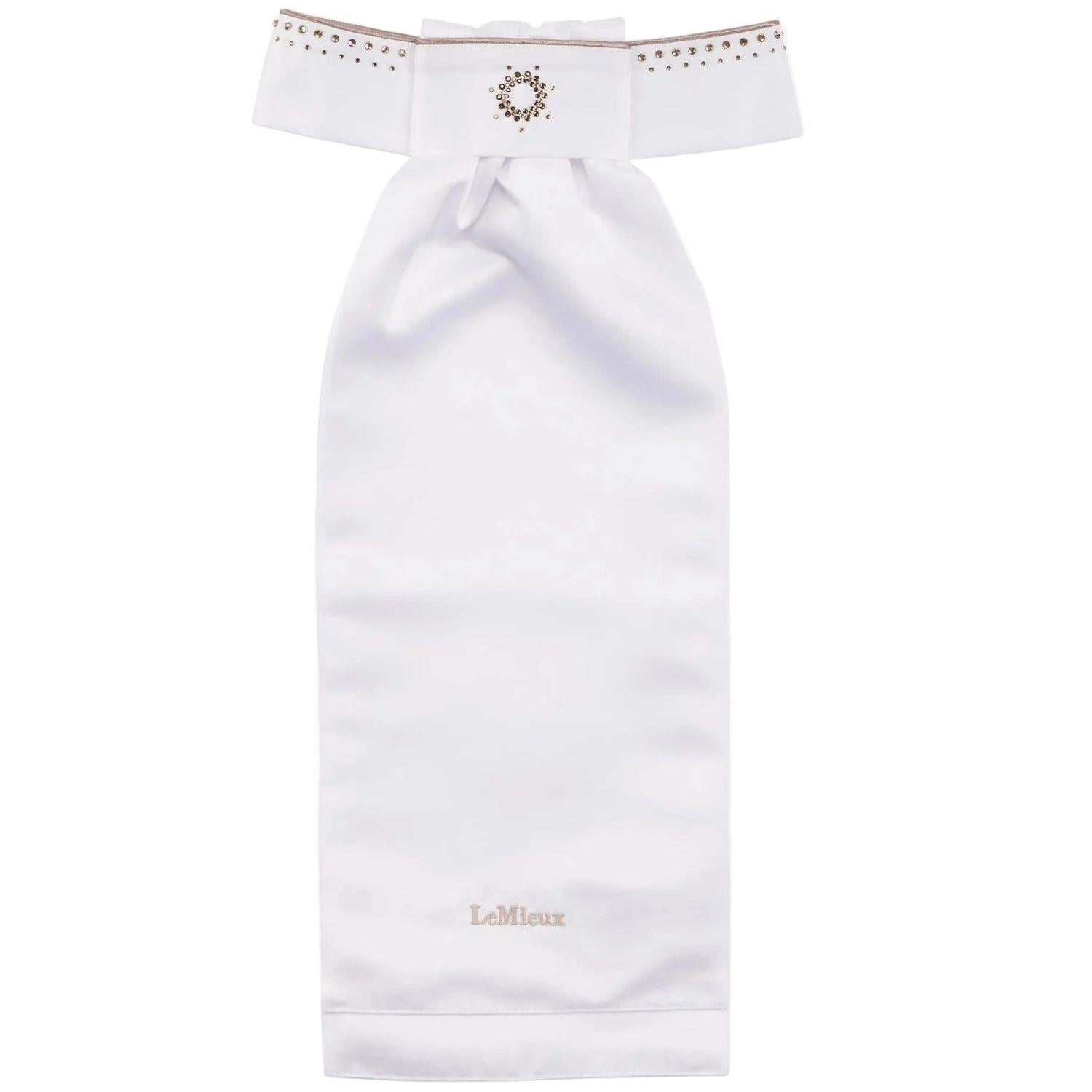 LeMieux Plastron Brilliance Weiß-Espresso mit goldenem Logo-Stick. Der gerüschte Schal zeigt ein funkelndes Sonnenmotiv aus drei Kreisen in Dunkelbraun und Gold mit strahlenförmigen Kristallsteinen. Zweireihig glitzernder Dressurkragen für ein edles Turnieroutfit.