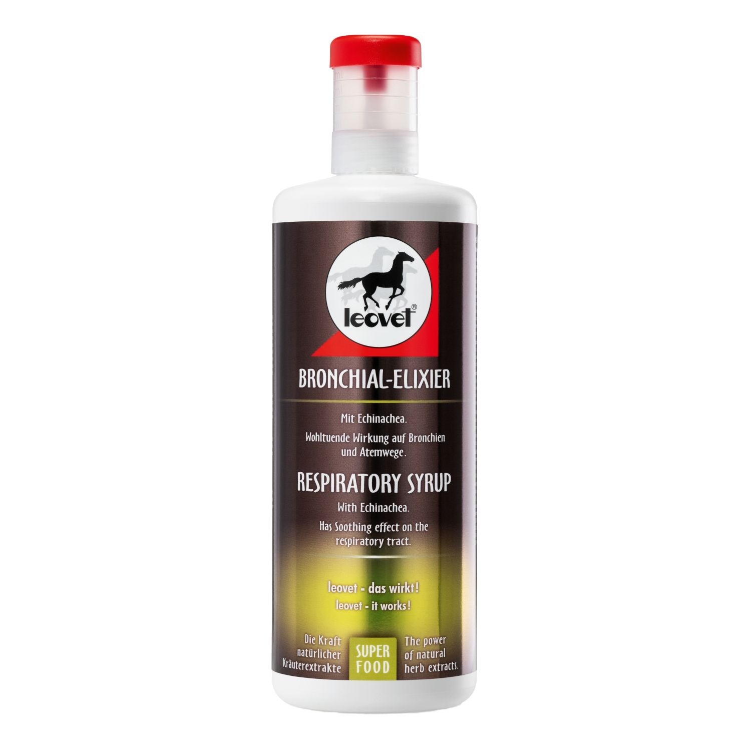 Die 1 Liter Dosierflasche des leovet Bronchial-Elixiers mit integrierter Messkammer für eine saubere und exakte Beigabe der flüssigen Kräuter zum Pferdefutter. das flüssige Ergänzungsfuttermittel für Pferde ist ideal für den Winter, in staubiger Umgebung und bei hoher Beanspruchung des pderdes.